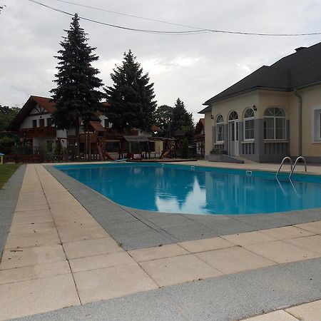 Hotel Family Balatonföldvár エクステリア 写真